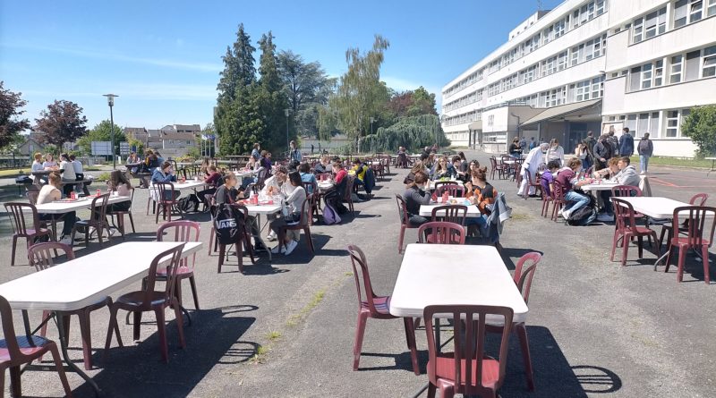 Un barbecue pour tous les demi-pensionnaires du lycée Edouard Vaillant